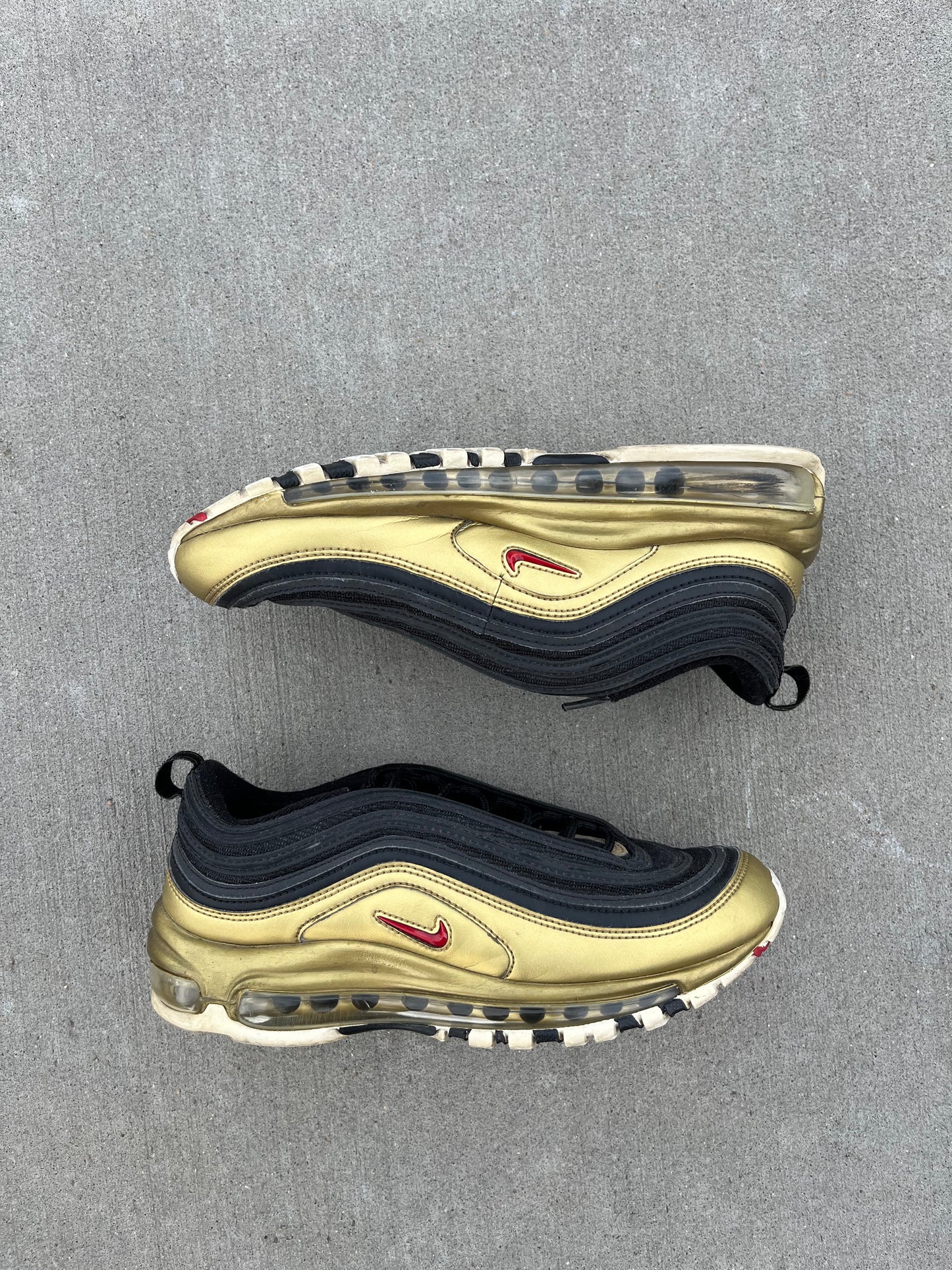 (7) Men's Nike Gold Air Max Shoes