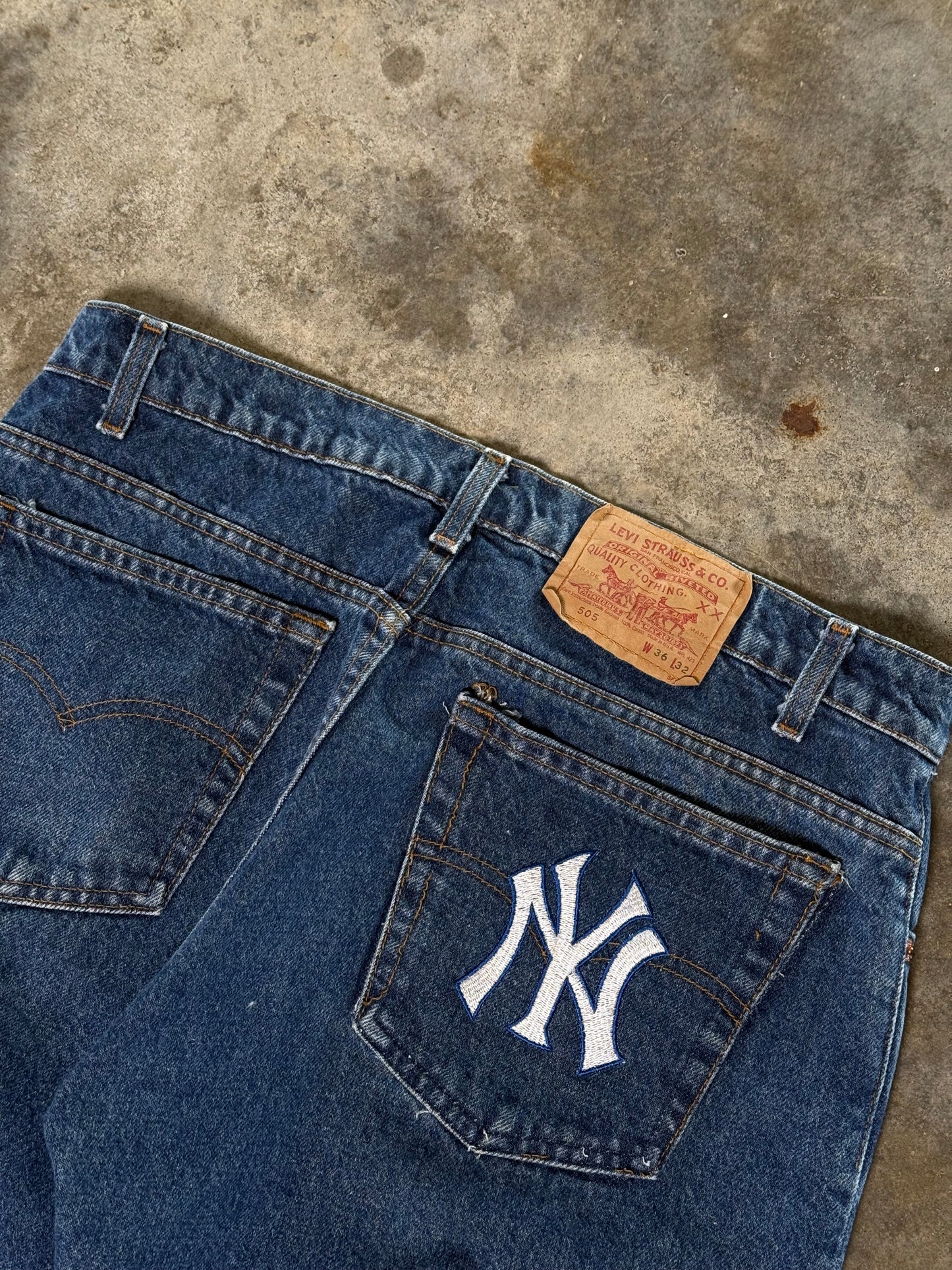 (36 x 32) 00 Levi 505 Embroidered Jeans NY