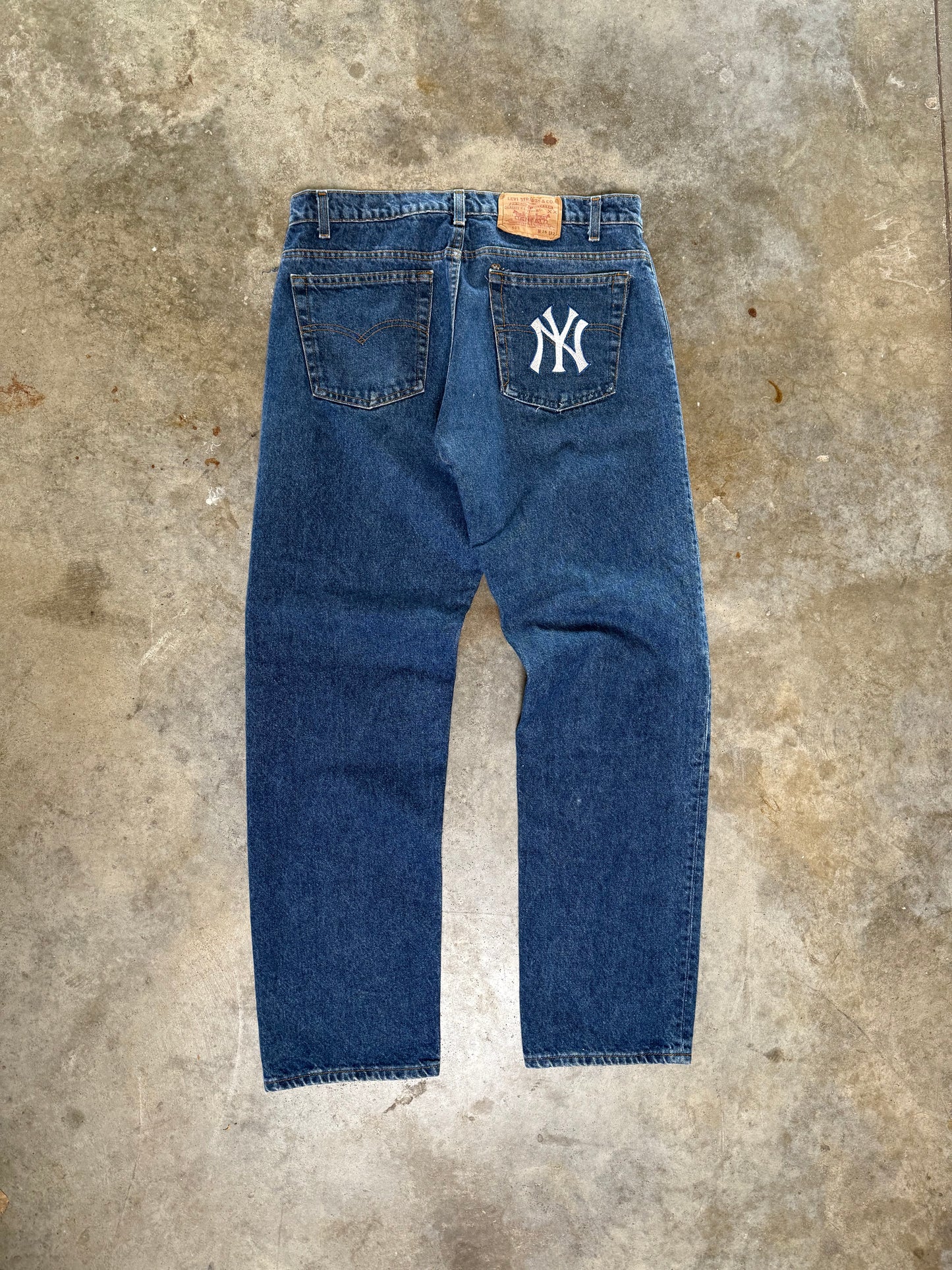 (36 x 32) 00 Levi 505 Embroidered Jeans NY