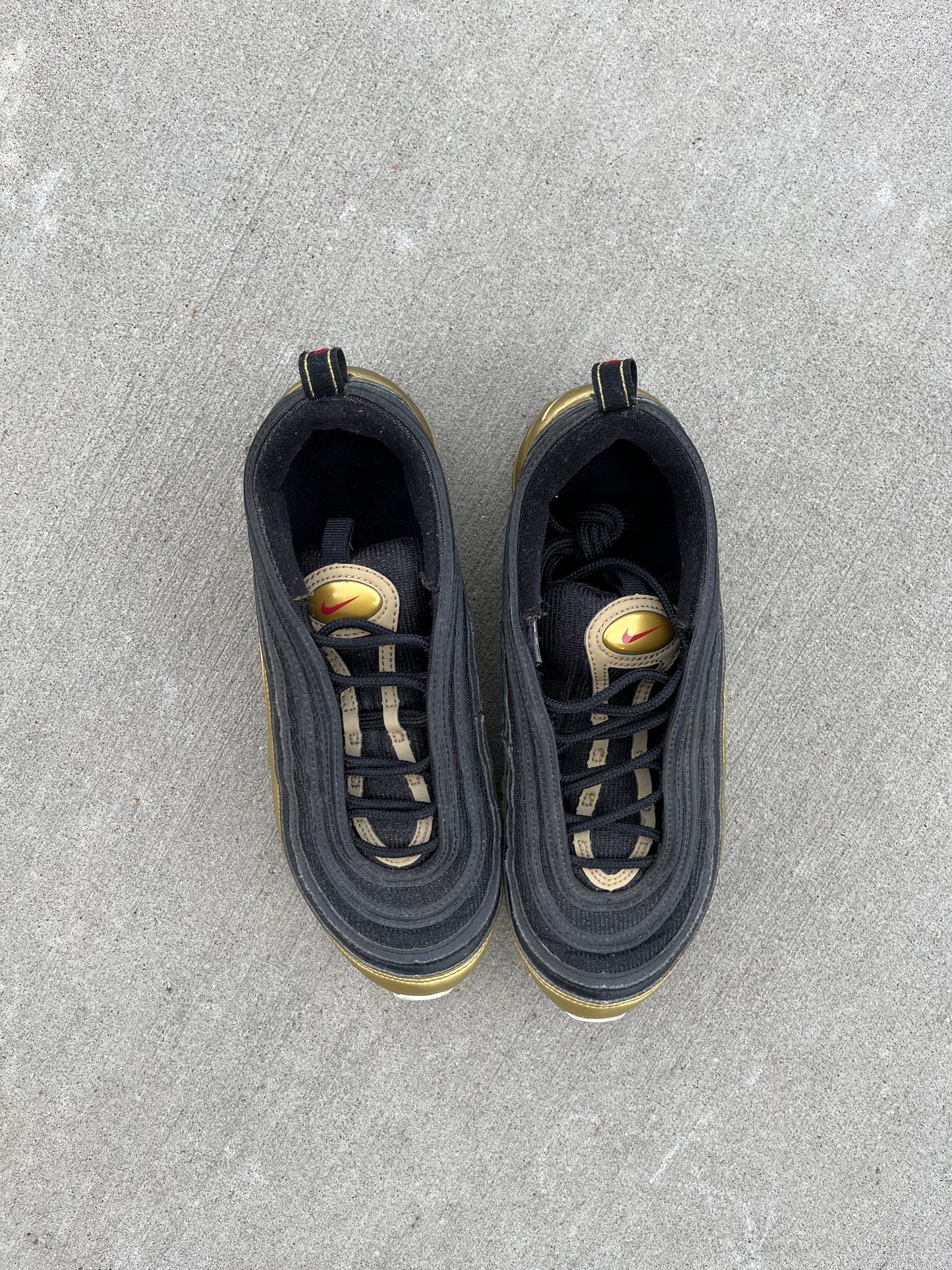 (7) Men's Nike Gold Air Max Shoes