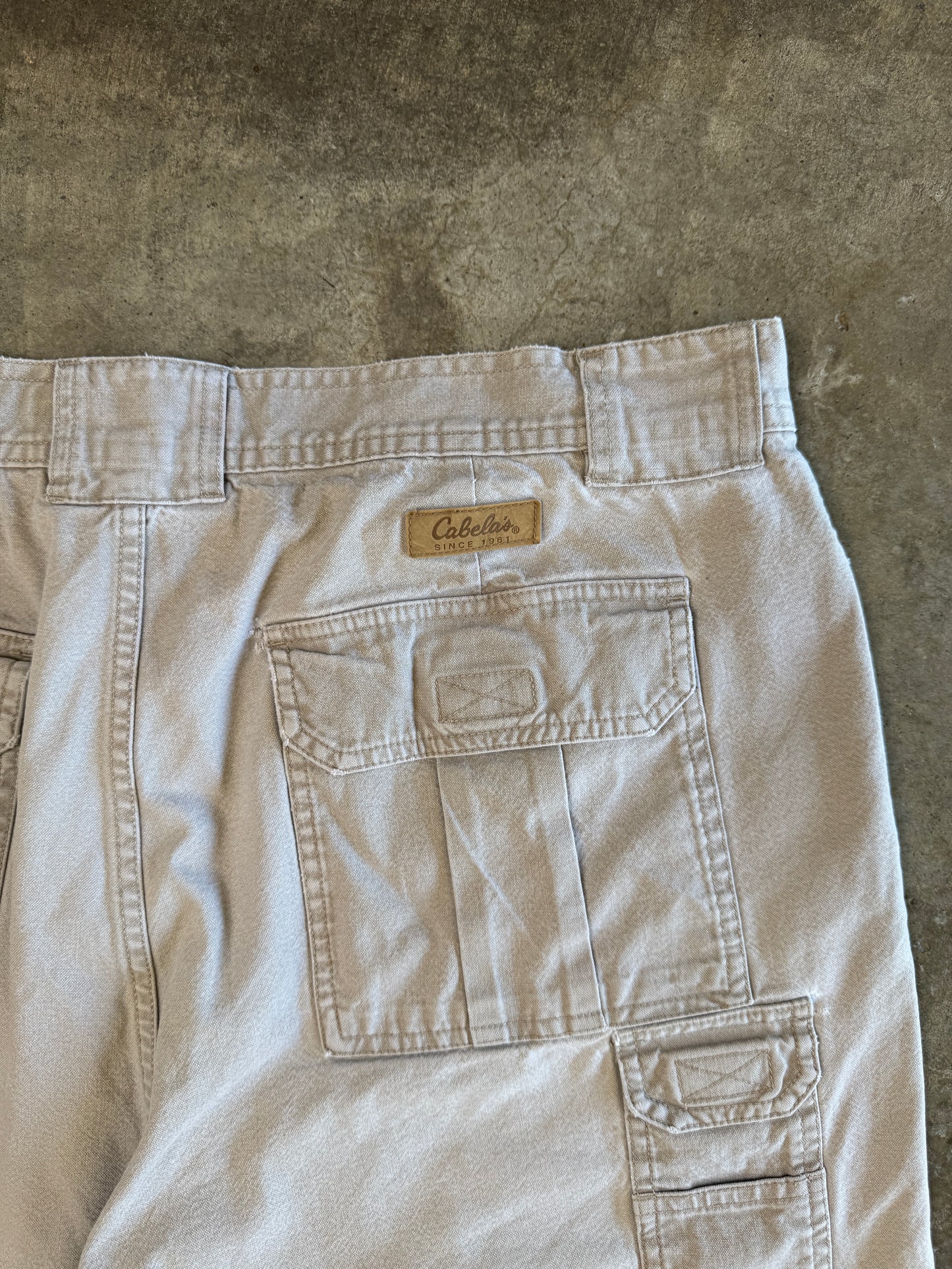 (38) 00s Cabela's Cargo Shorts