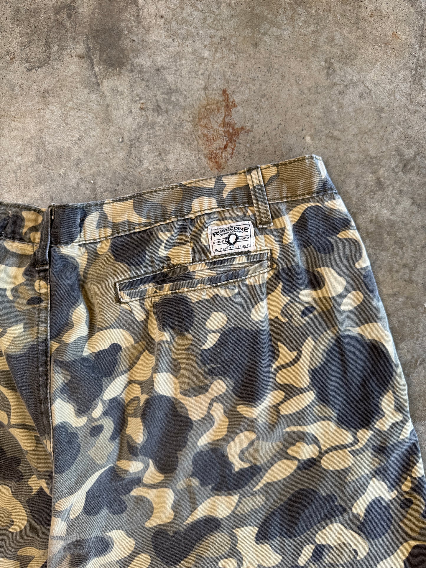 (40) 00s Camo Shorts