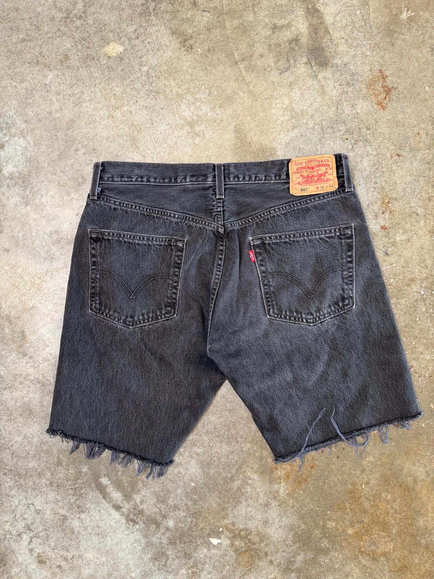 (36) 00s Levi Darkwash Jorts