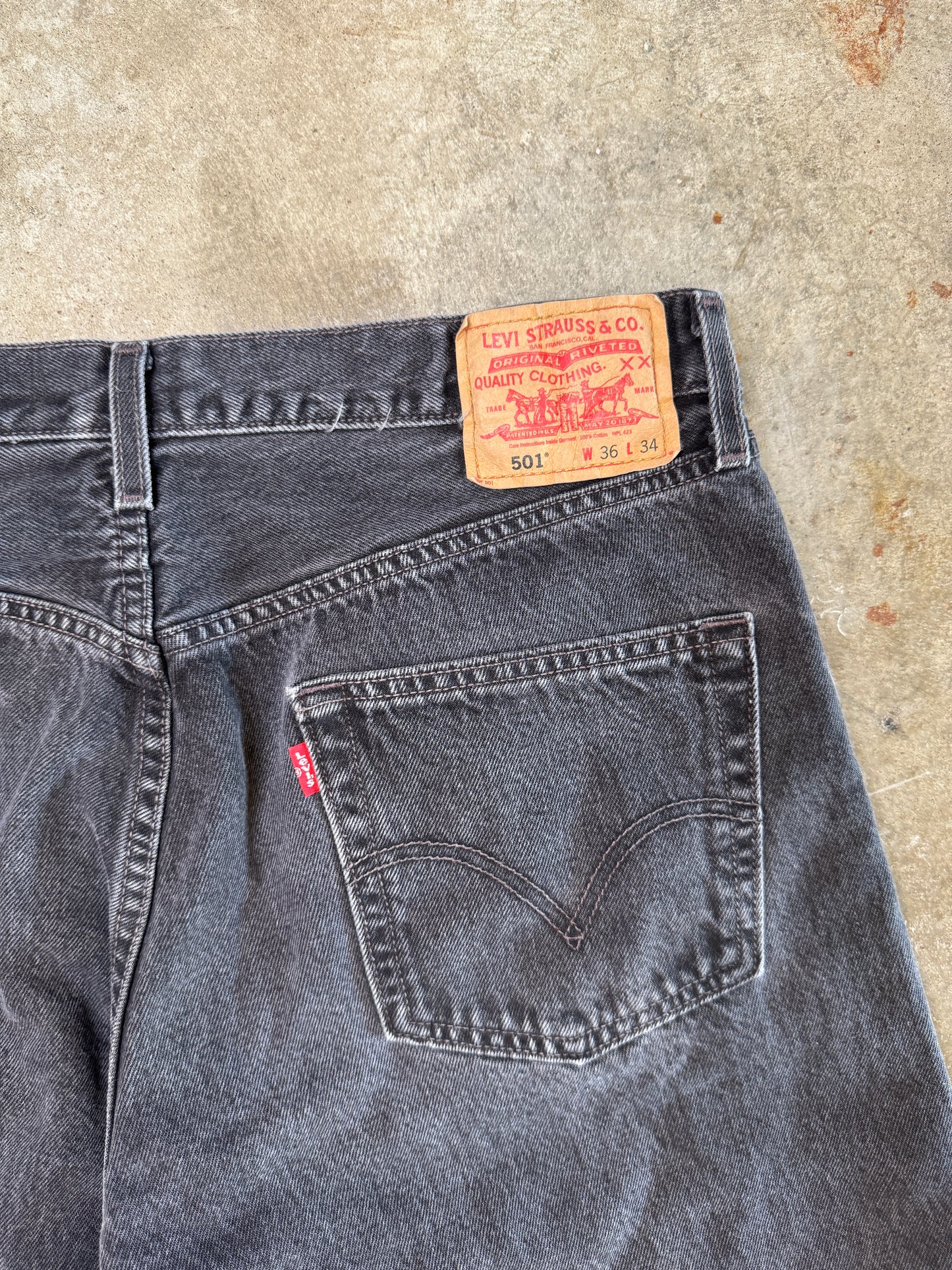 (36) 00s Levi Darkwash Jorts