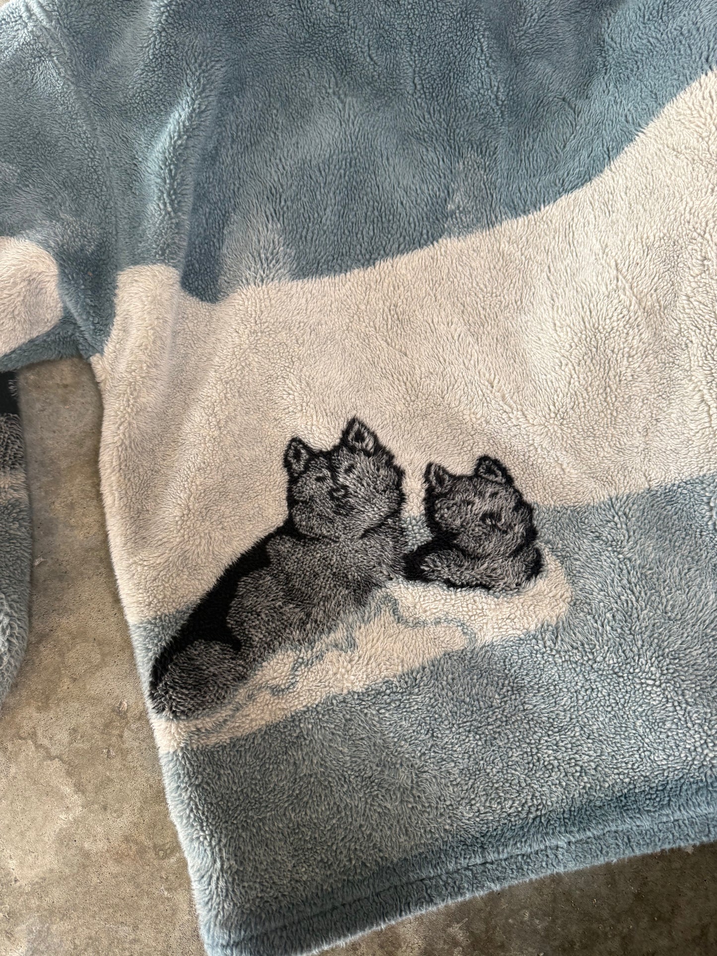 (L) Vintage Black Mountain Wolf Fleece