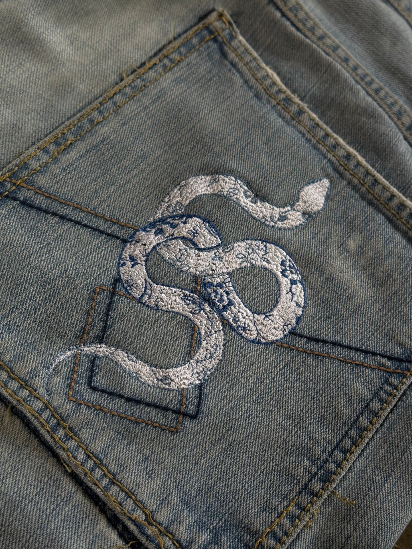 (38) 00s JNCO Snake Jorts