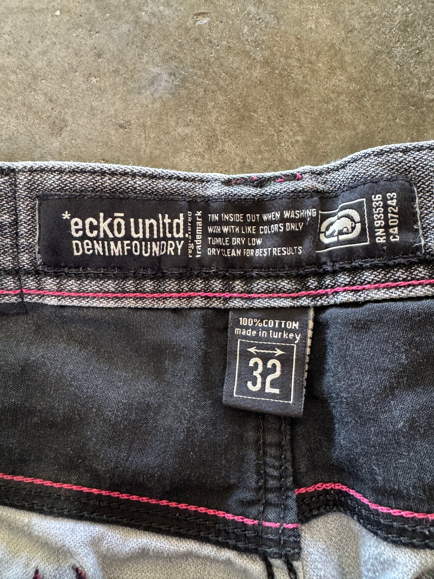 (32) Ecko Unltd Baggy Jorts