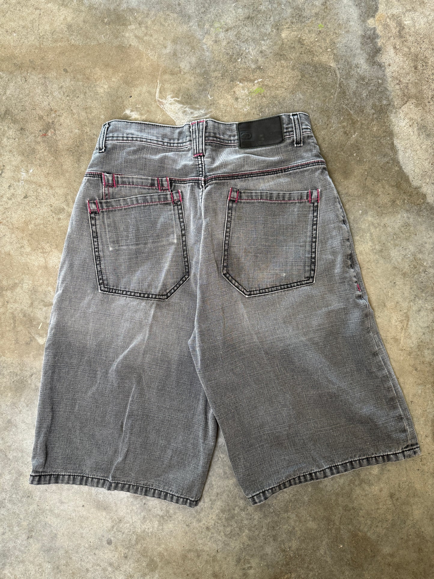 (32) Ecko Unltd Baggy Jorts