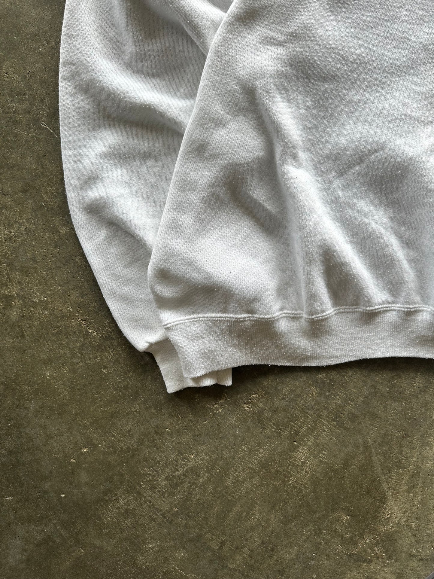 (M) Vintage Essential White Sweatshirt