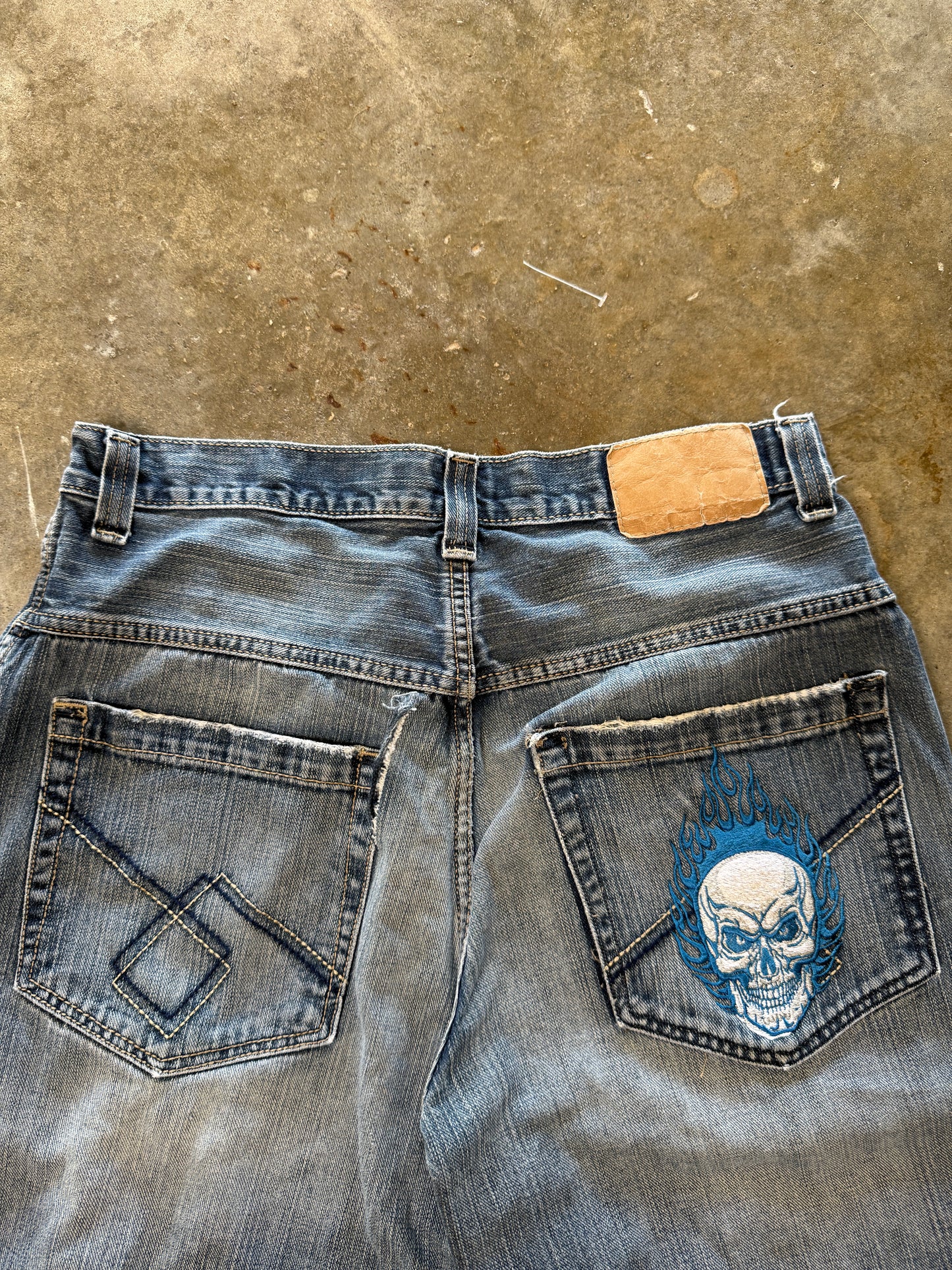 (32) 00s JNCO Skull Jorts