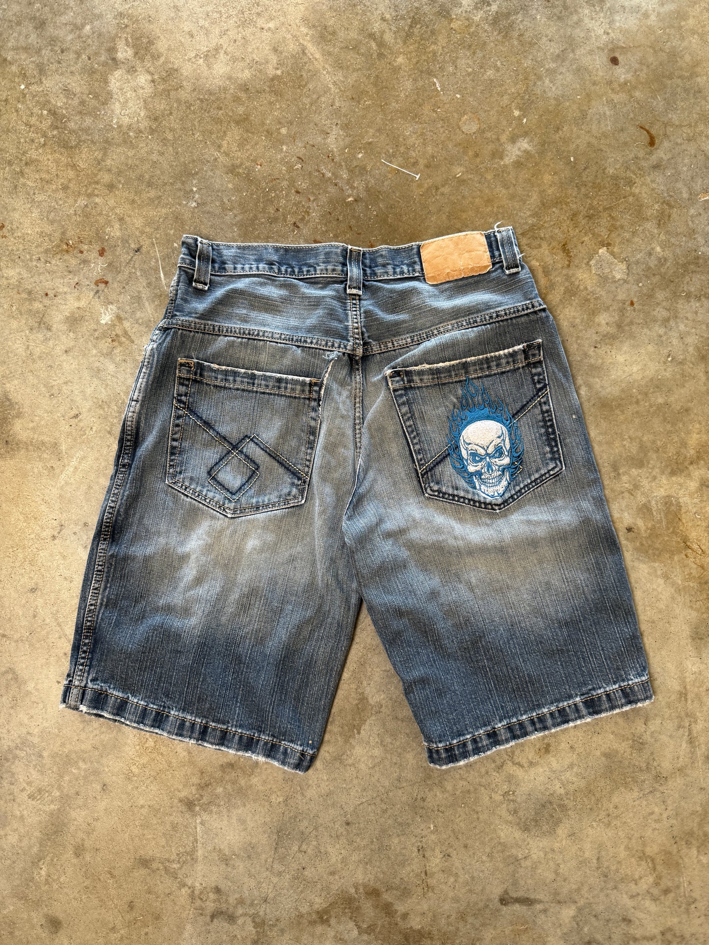 (32) 00s JNCO Skull Jorts