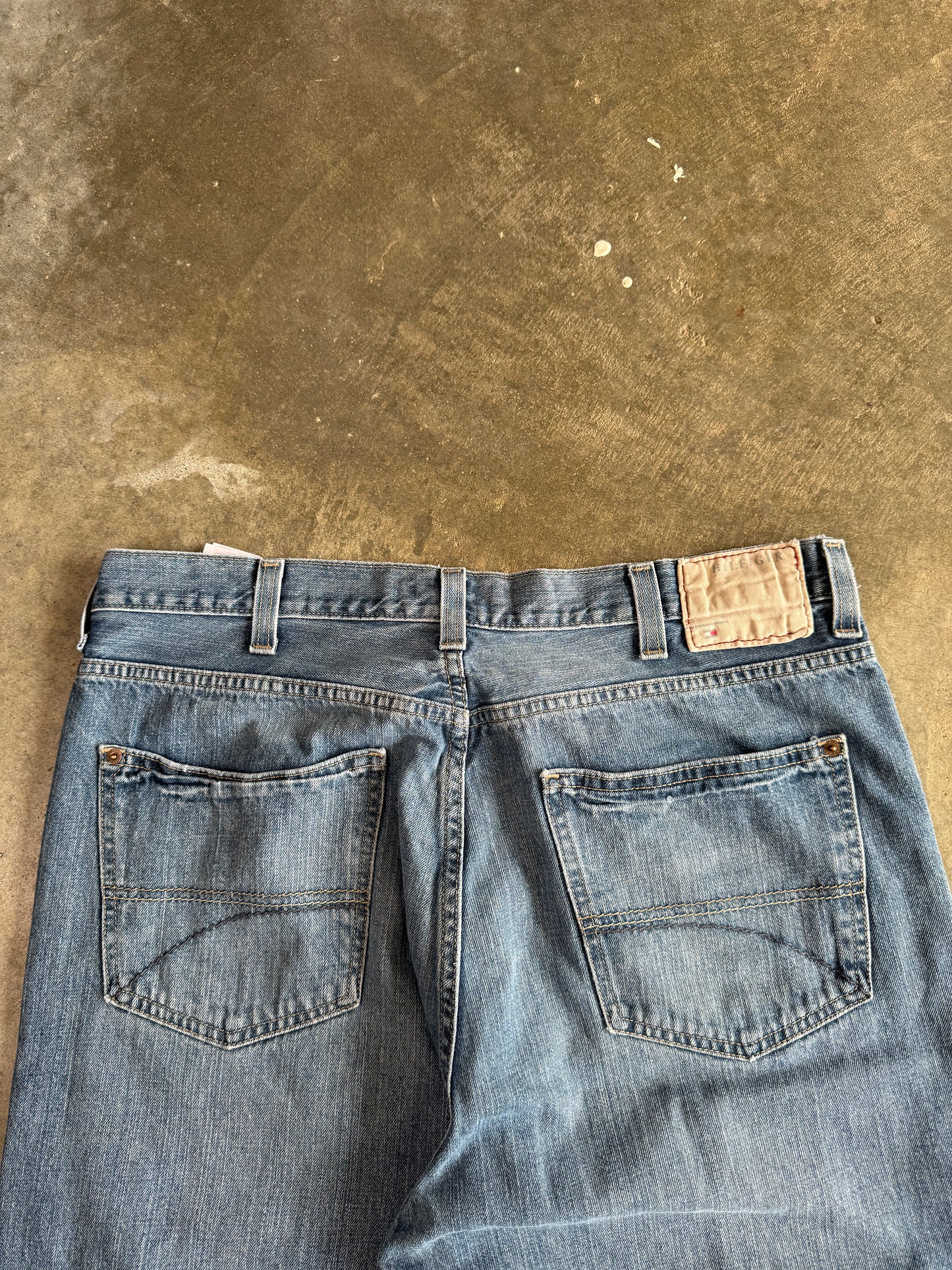 (38 x 32) Tommy Hilfiger Freedom-Fit Jeans