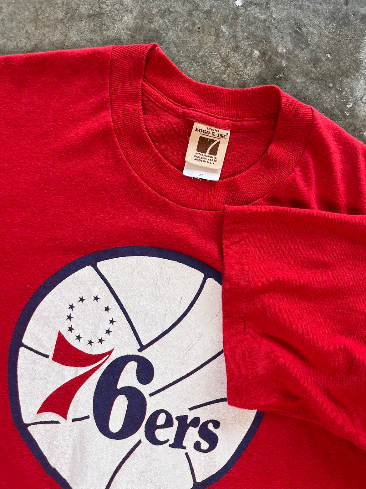 (XL) Vintage 76ers Tee