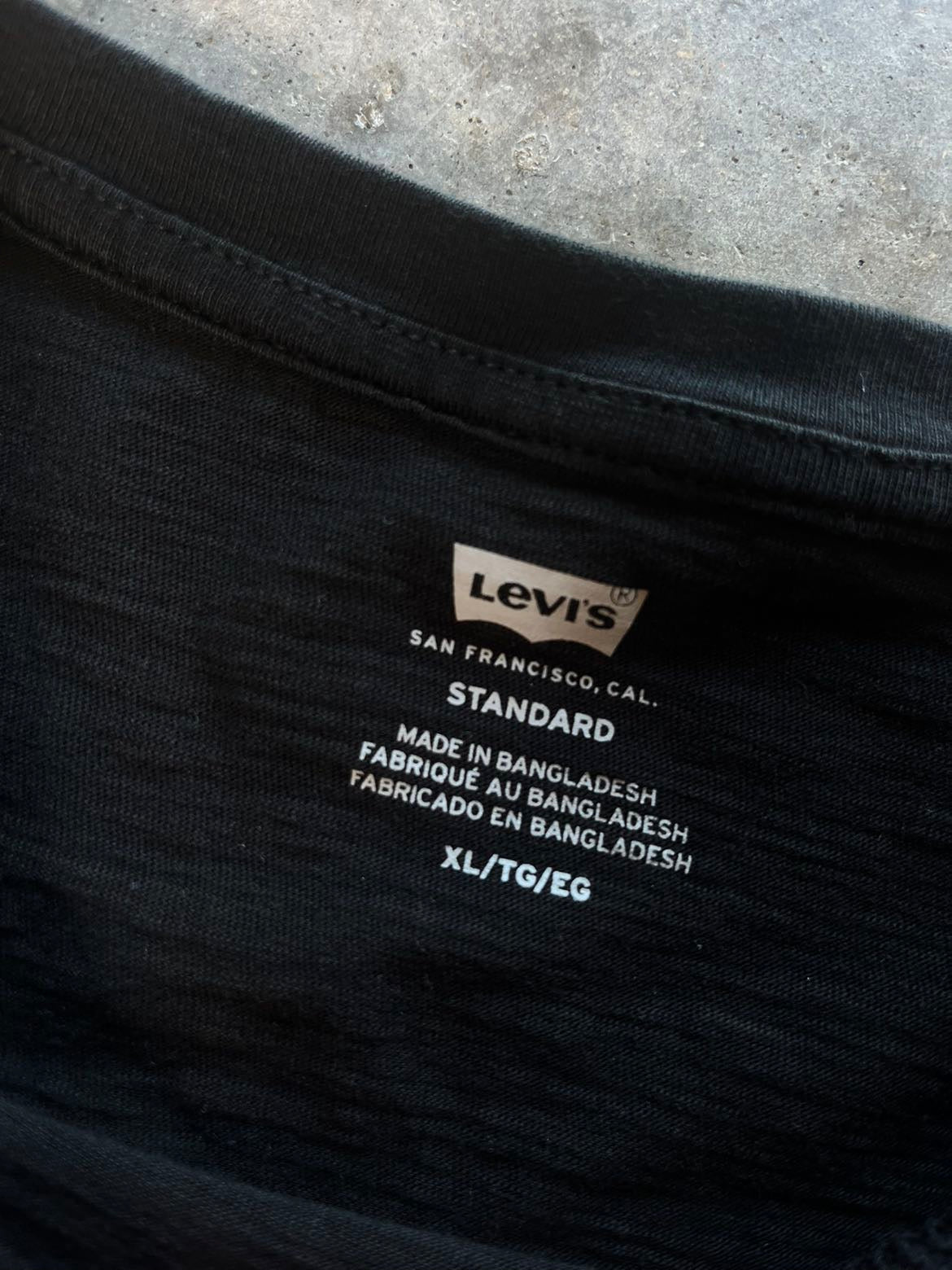 (XL) 00s Levi Tee