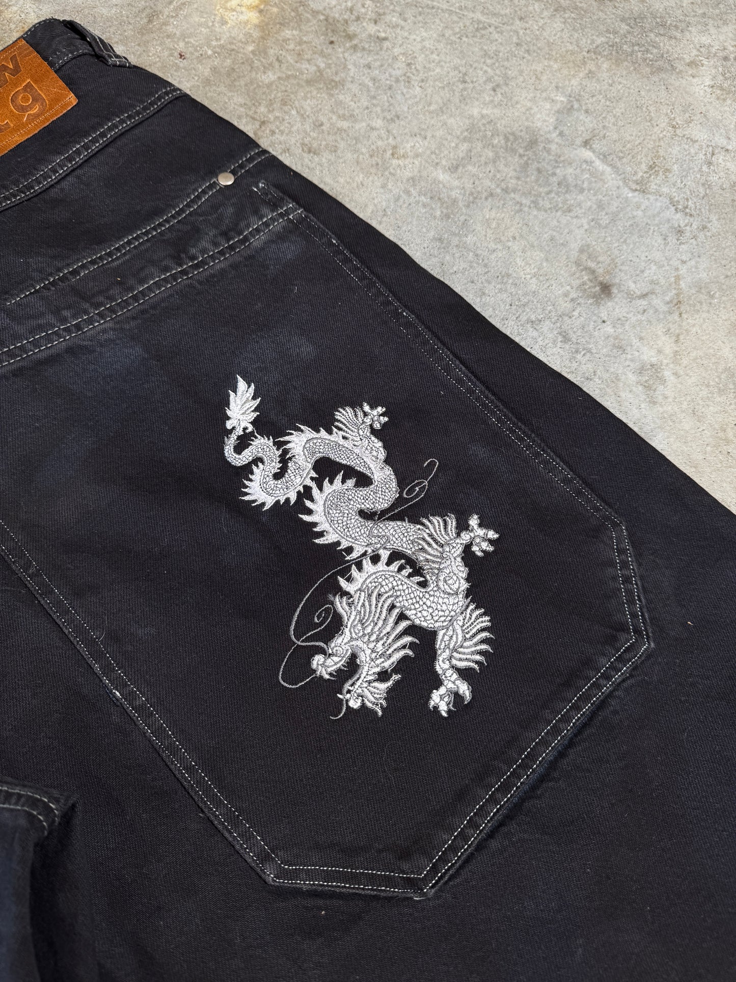 (36) Y2K Dragon Baggy Denim Shorts