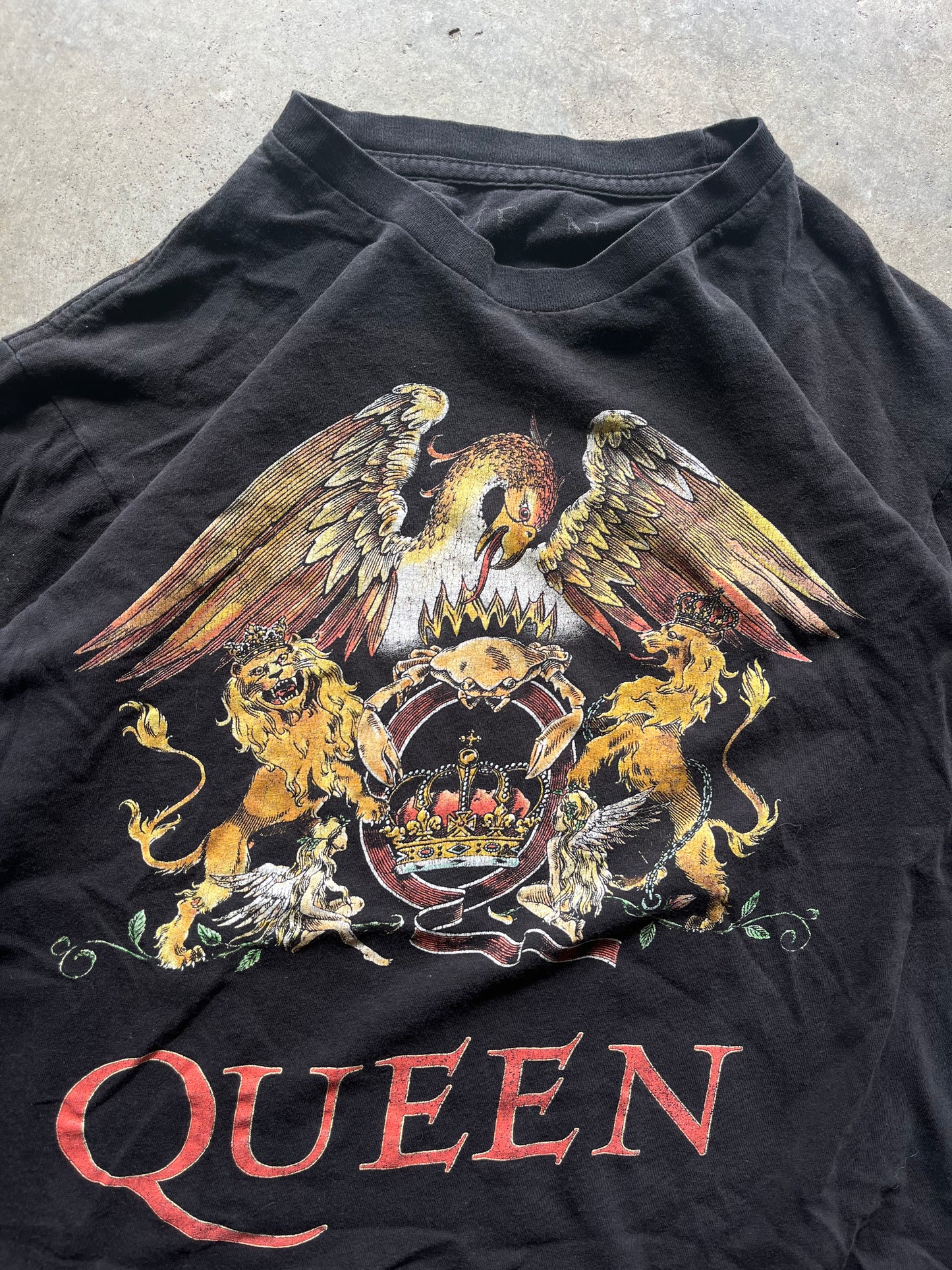 (S) 00 Queen Tee