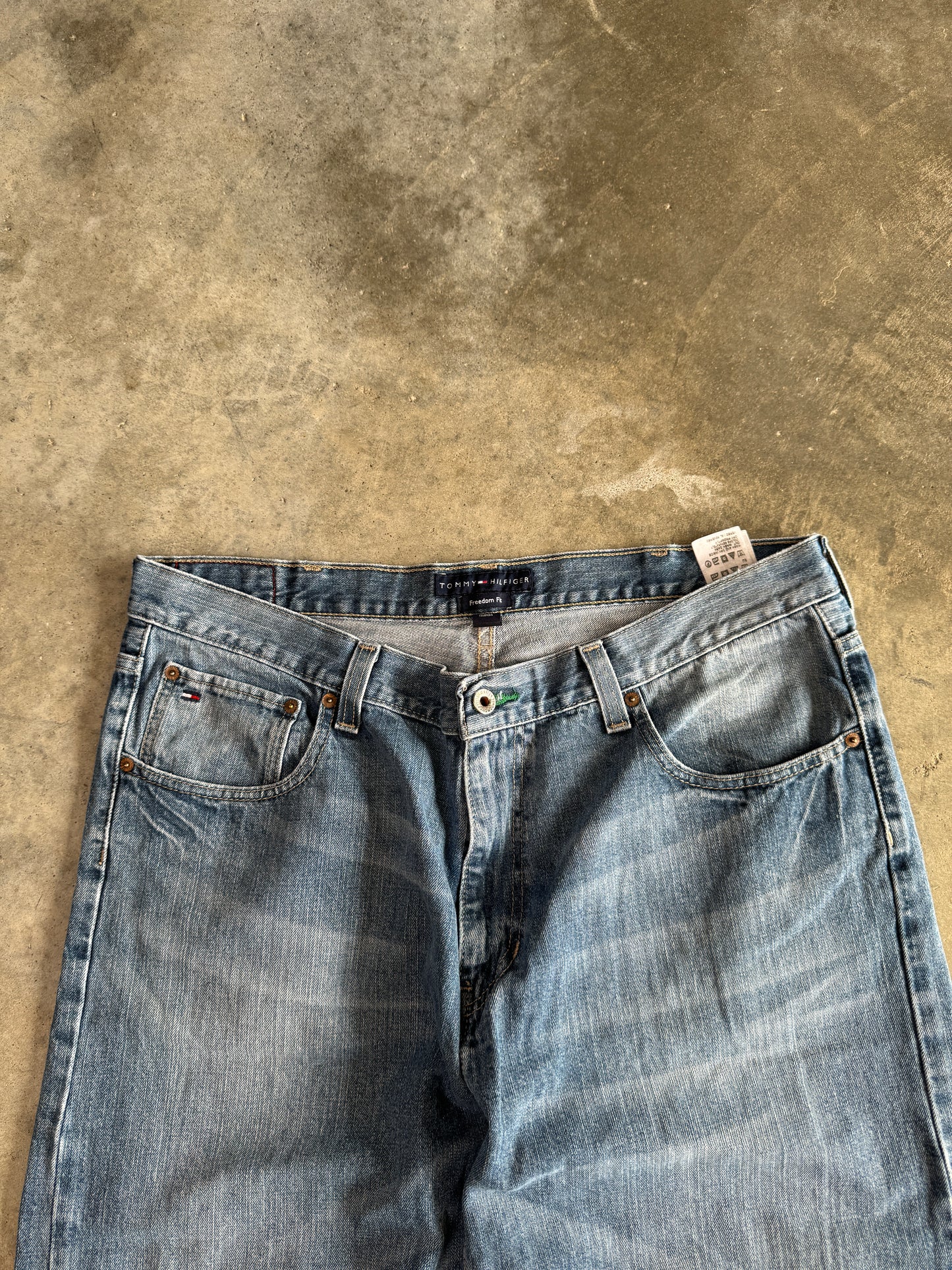 (38 x 32) Tommy Hilfiger Freedom-Fit Jeans