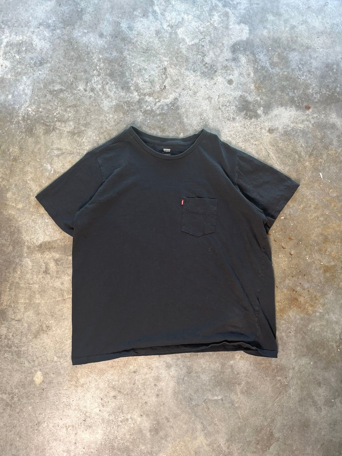 (XL) 00s Levi Tee