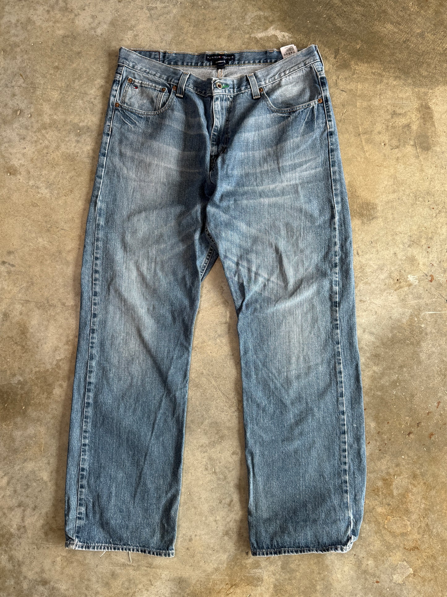 (38 x 32) Tommy Hilfiger Freedom-Fit Jeans