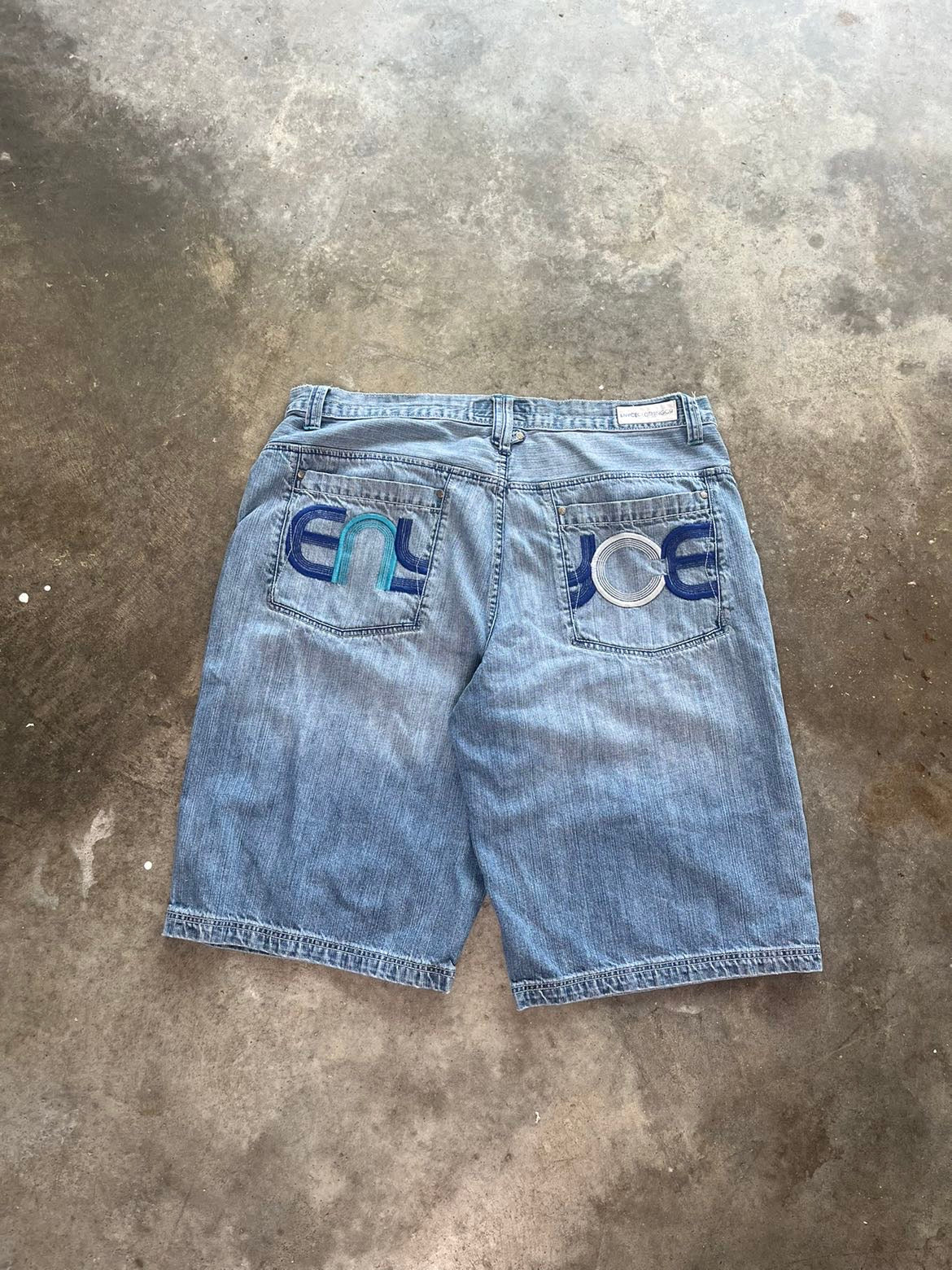 (42) 00s Enyce Jorts