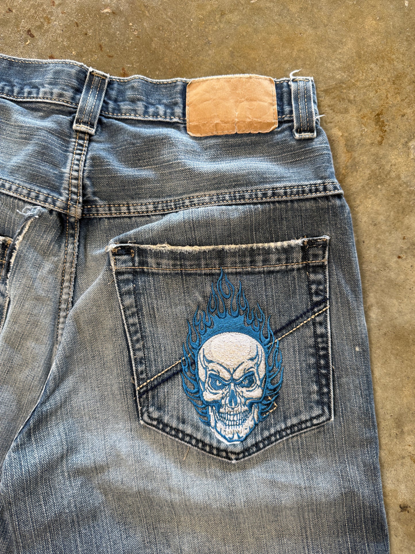 (32) 00s JNCO Skull Jorts