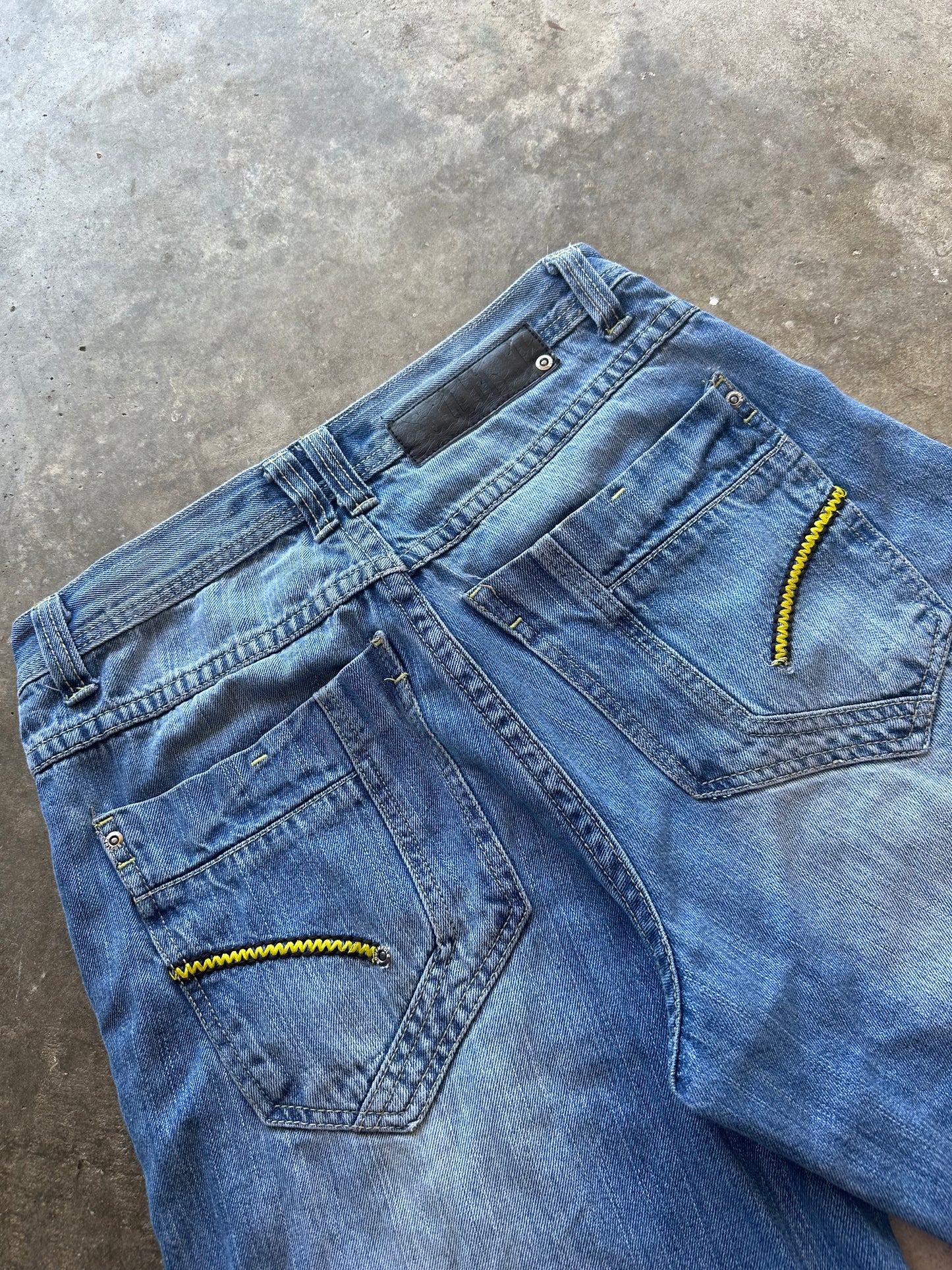 (32) 00s SouthPole Denim Shorts