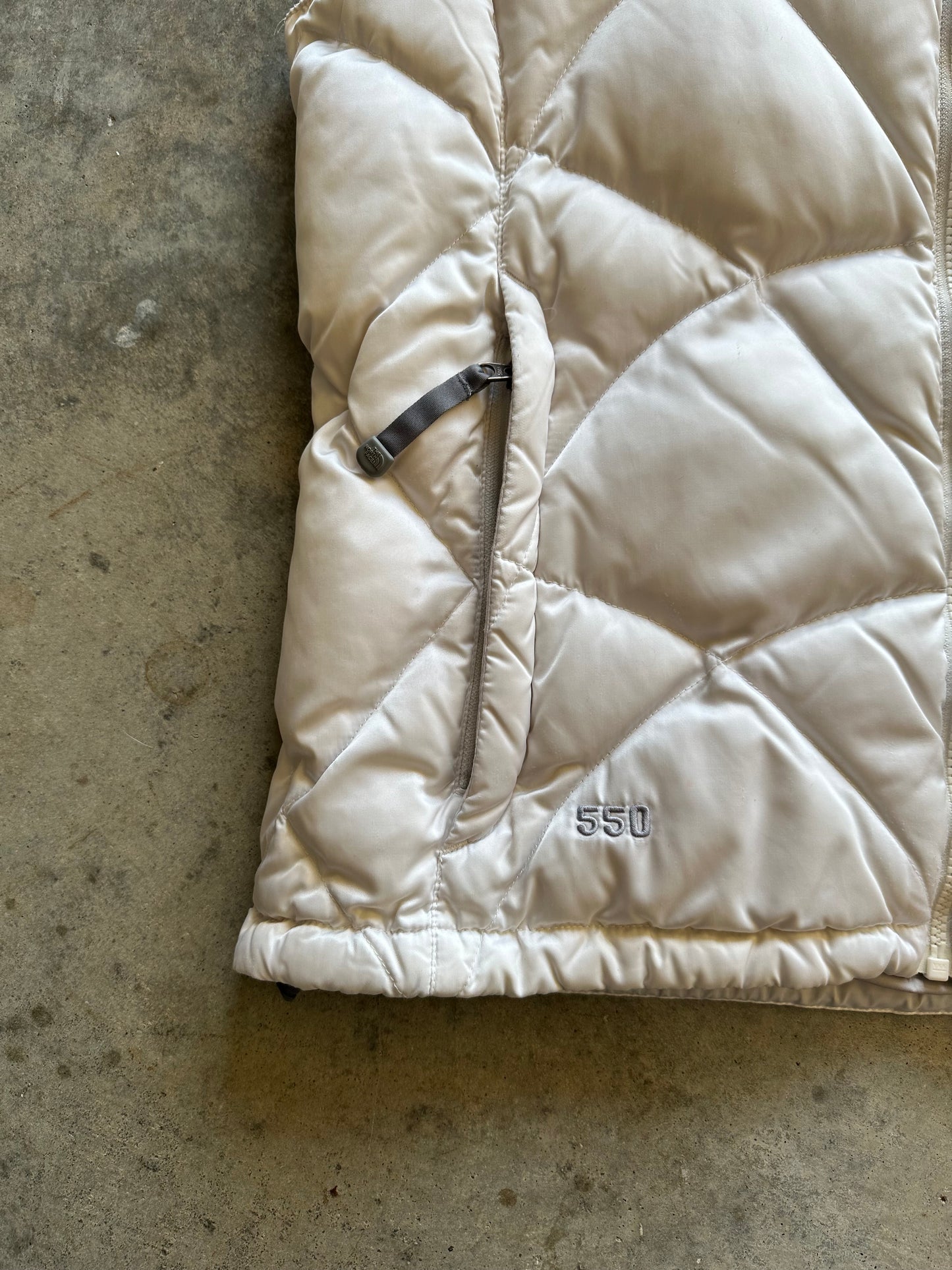 (L) The North Face 550 Puffer Vest