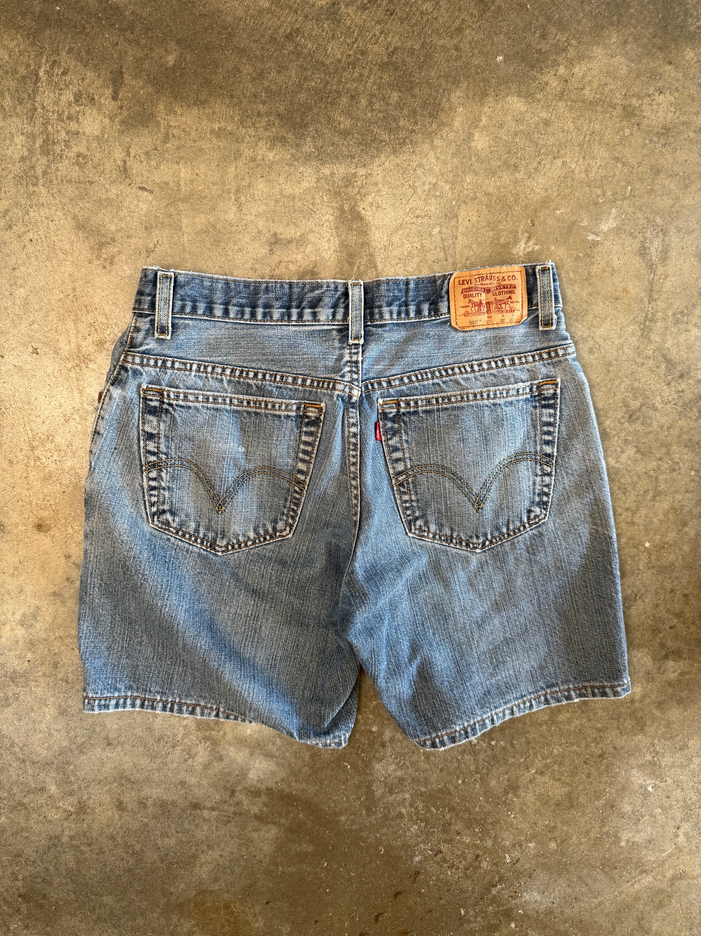 (36) 00s Levi Relaxed Fit Jorts