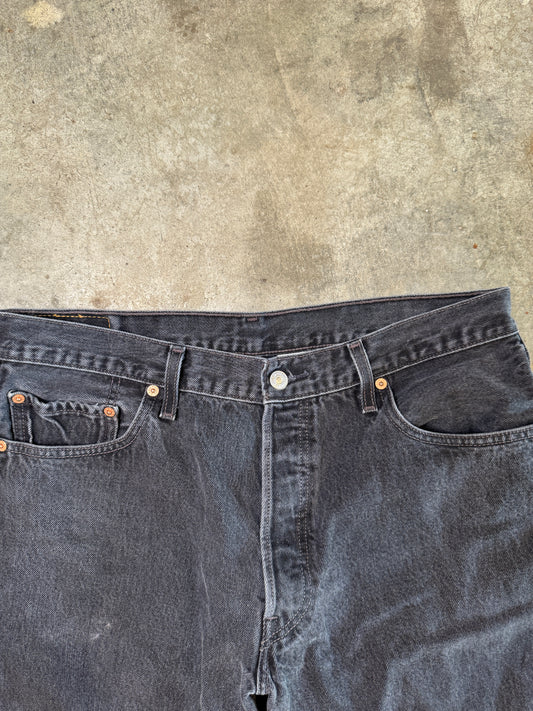 (36) 00s Levi Darkwash Jorts