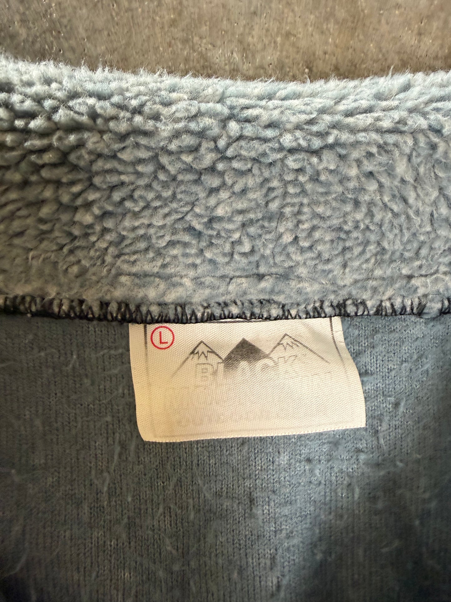 (L) Vintage Black Mountain Wolf Fleece