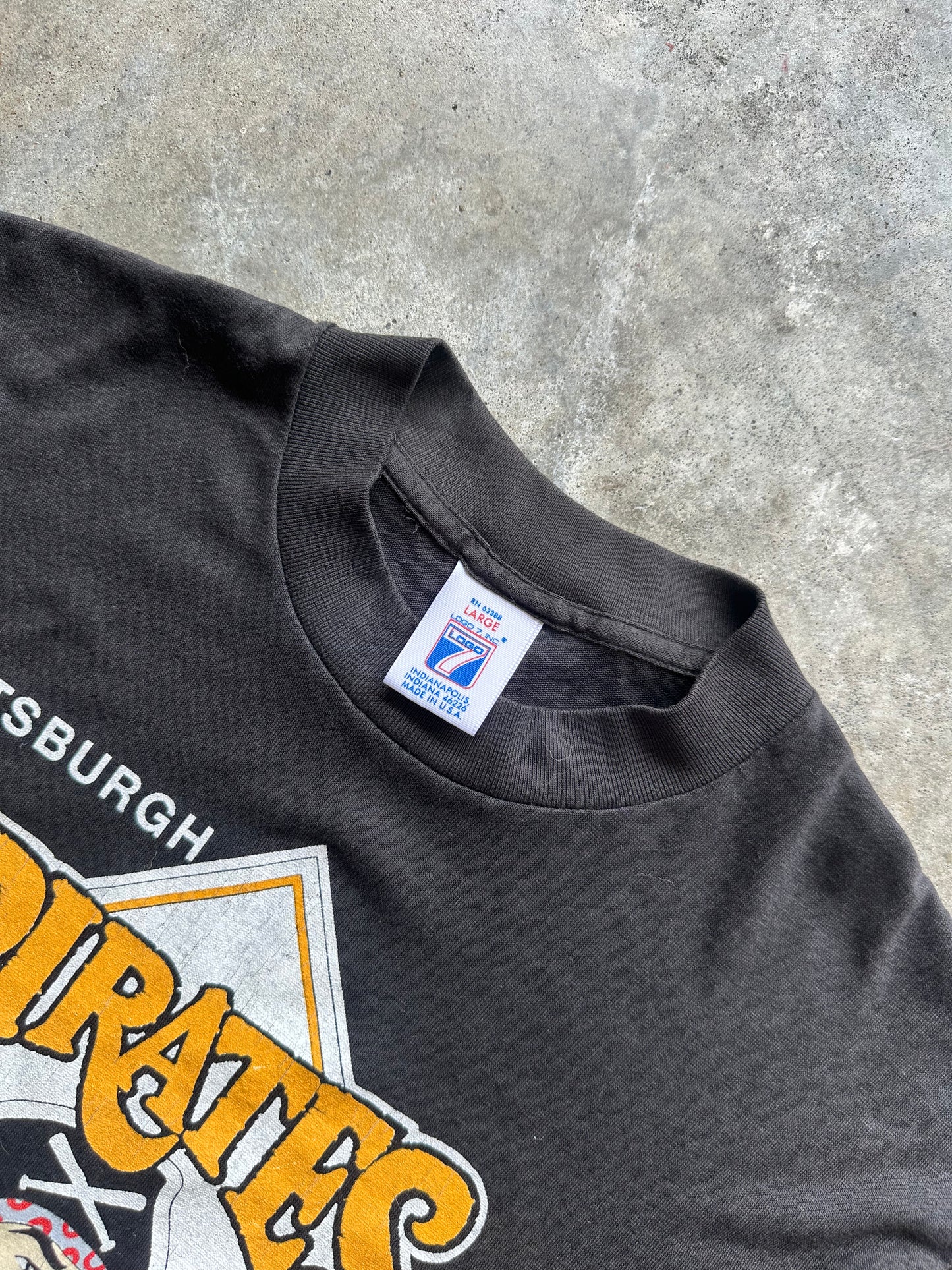 (L) Vintage Pittsburg Pirates Tee