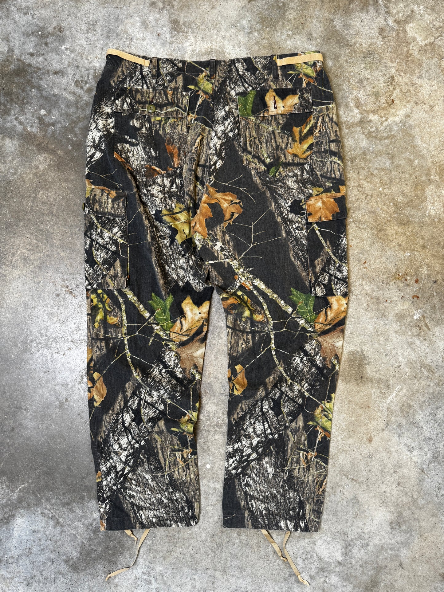 (42) Cabela's Camo Pants