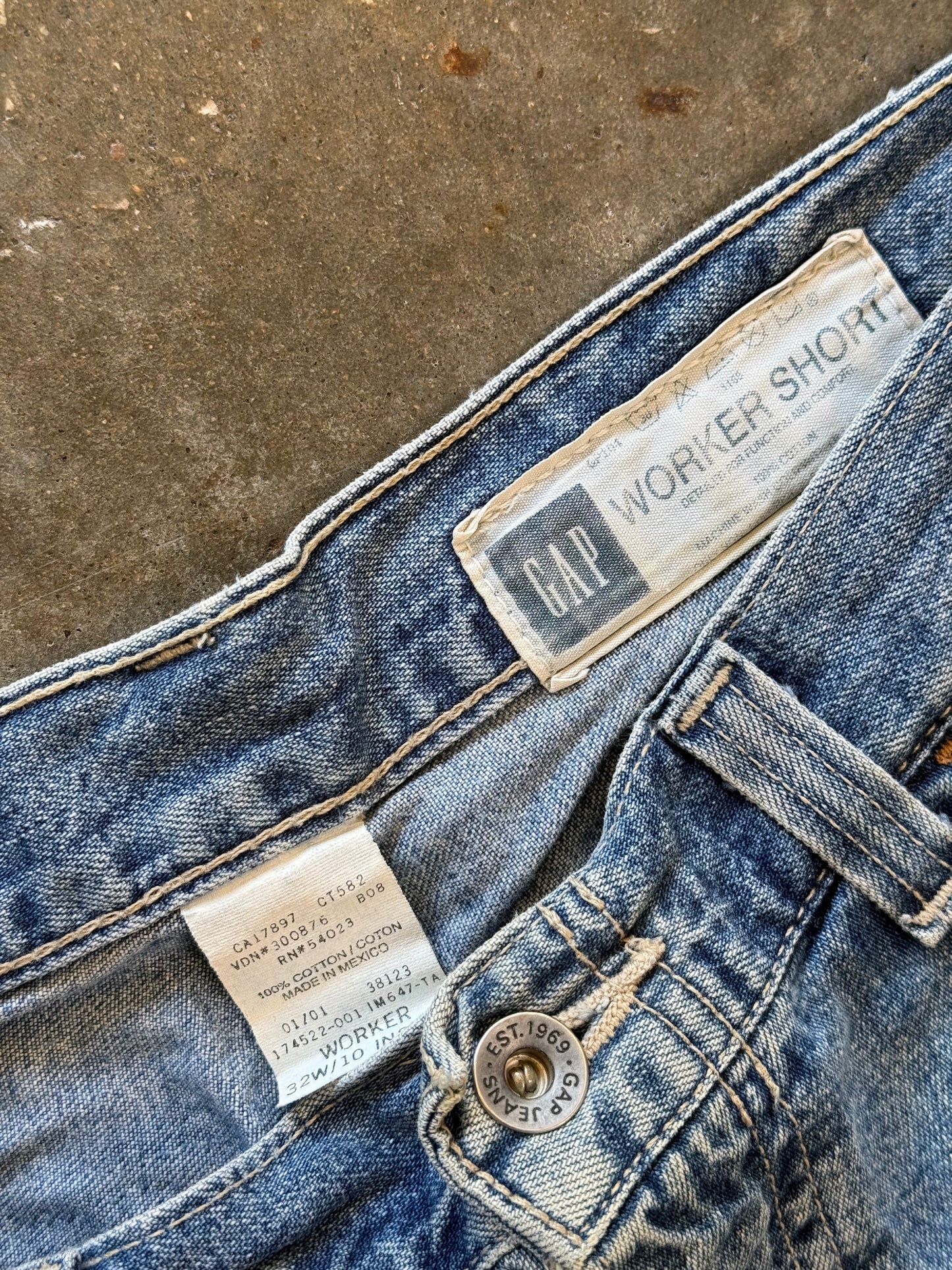 (32) Vintage Gap Worker Denim Jorts