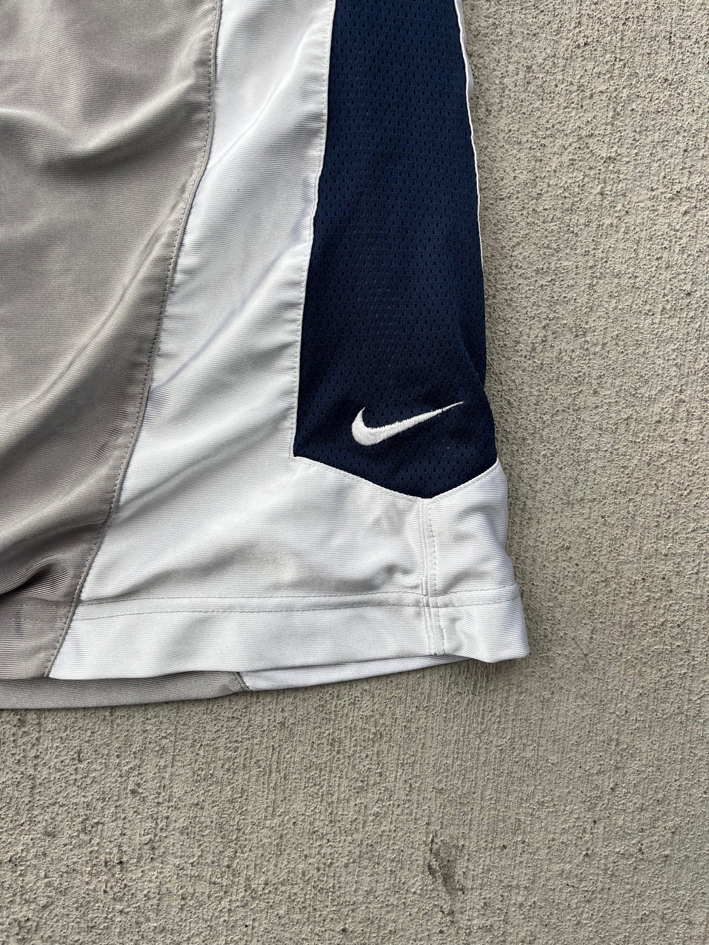 (M) 00s Nike Silver Shorts