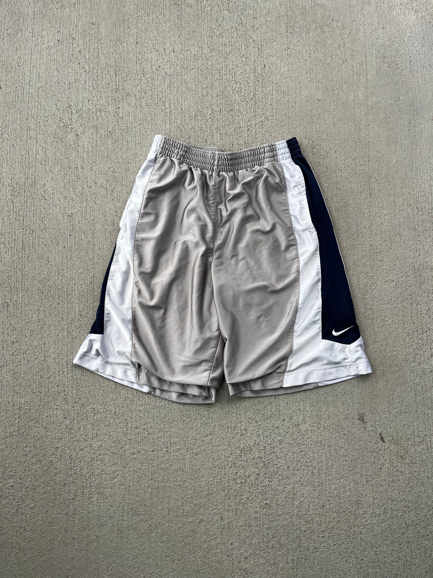 (M) 00s Nike Silver Shorts