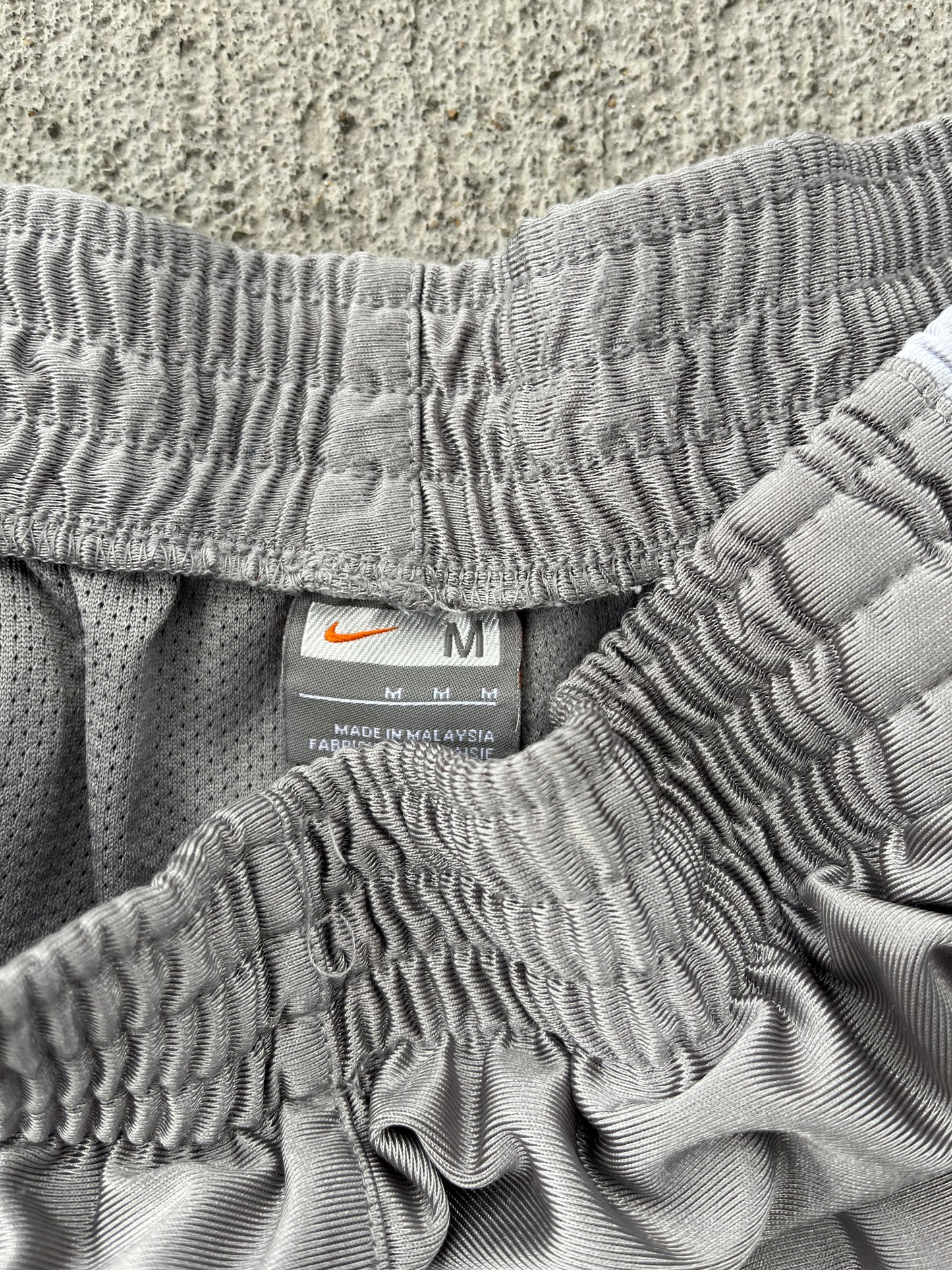 (M) 00s Nike Silver Shorts